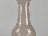 un vase en verre posé sur une table