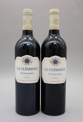 deux bouteilles de vin rouge posées l'une à côté de l'autre sur une table