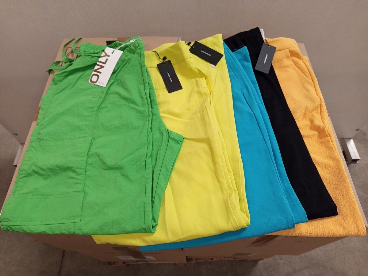 Lot de 100 pantalons (très grande variété de modèle) - pour femmes - 100% marques - Neuf, avec étiquette - 4 cartons