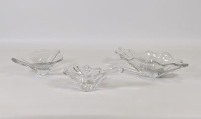 trois bols en verre transparent posés sur une surface blanche