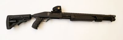 un pistolet jouet posé sur une surface blanche
