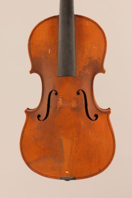 un vieux violon avec un archet accroché à son dos