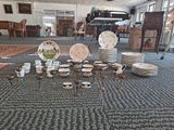 de nombreuses assiettes et tasses par terre dans une pièce