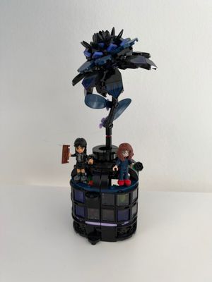 une figurine Lego posée sur une table