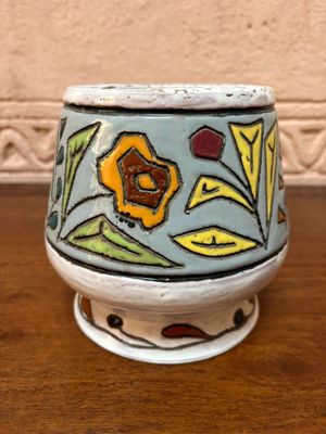 un gros plan d'un vase posé sur une table en bois