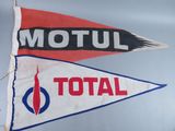deux fanions sur lesquels figurent les mots « Motul » et « Total »