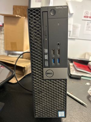 un ordinateur de bureau Dell posé sur un bureau