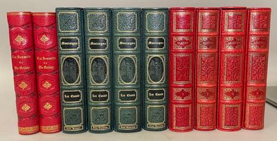 plusieurs livres sont alignés sur une table