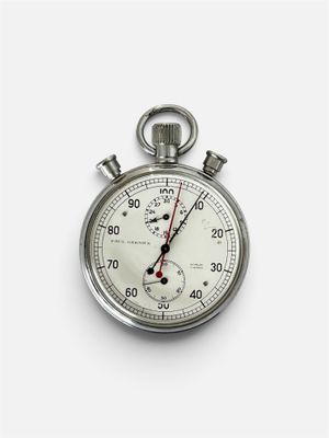un gros plan d'un chronomètre posé sur une surface blanche
