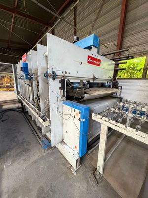 un gros plan d'une machine située dans un bâtiment