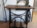 une vieille machine à coudre posée sur une table dans une pièce