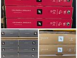 Plusieurs cartons contenant différents types de produits bio sont empilés les uns sur les autres