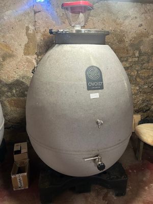 une photo d'un chauffe-eau dans un sous-sol