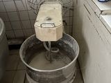 des toilettes sales dans une salle de bains sale, avec un seau posé par terre