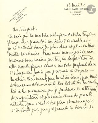 gros plan d'une lettre écrite à la main sur un morceau de papier