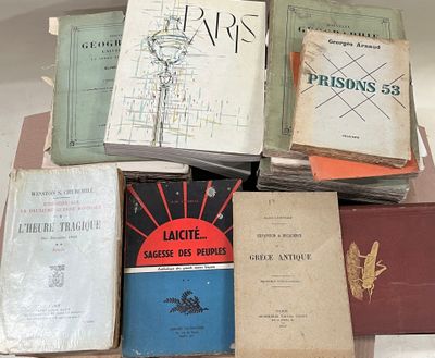 plusieurs livres sont empilés sur une table