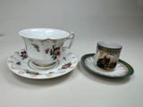 une tasse et une soucoupe posées sur une table