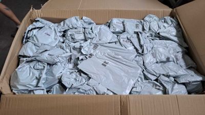 une boîte en carton remplie de papier d'aluminium posée sur une table