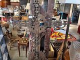 une grande croix au milieu d'une pièce remplie de meubles