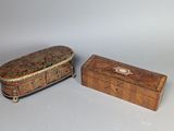 deux petites boîtes en bois posées l'une à côté de l'autre sur une table