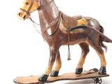 un cheval en bois sur un skateboard, sur fond blanc