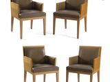 quatre fauteuils en cuir marron avec des pieds et des accoudoirs en bois