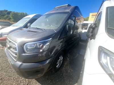 une camionnette noire garée à côté d'autres voitures