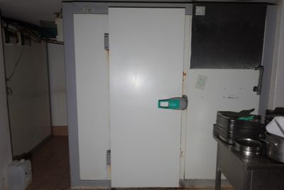 une porte blanche dans la cuisine, avec une poignée verte
