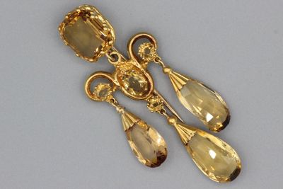 Broche en or ornée de citrines en pampilles.