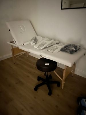 3 tables de soins pliables et accessoires (tétières et autre…