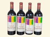 trois bouteilles de vin rouge posées côte à côte sur une table