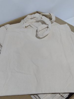 un sac blanc posé sur une boîte en carton