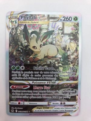 gros plan d'une carte pokemon sur une surface blanche