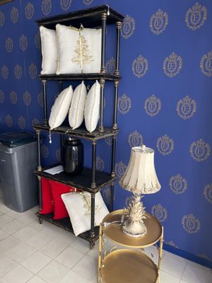 une étagère avec des coussins et une lampe dans une pièce