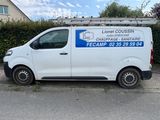 une camionnette garée sur le côté de la route