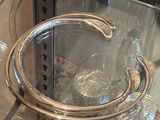 une vitrine en verre contenant un objet en argent