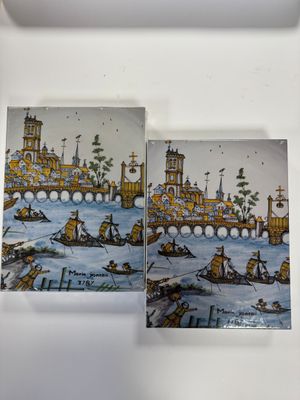 deux peintures sur carreaux représentant des bateaux sur une rivière, avec un pont en arrière-plan