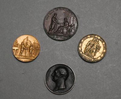 quatre types de pièces différents sont représentés sur une surface grise