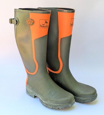 une paire de bottes vertes avec des bordures orange sur fond blanc