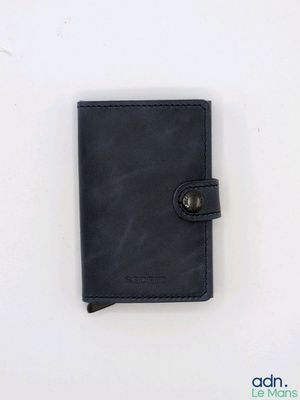 portefeuille sur fond blanc, avec un petit bouton sur le devant