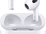 une photo d'une paire d'AirPods posée sur une boîte blanche