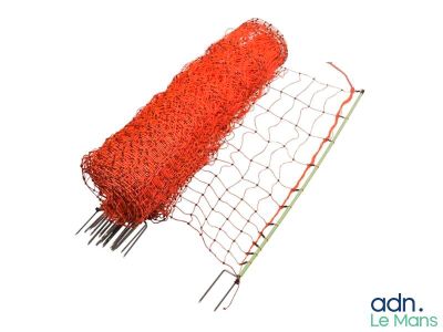une image représentant un rouleau de filet orange à côté d'une paire de ciseaux