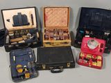 quatre valises contenant divers objets, posées sur une table