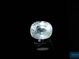 un diamant blanc sur une surface noire, avec un fond noir