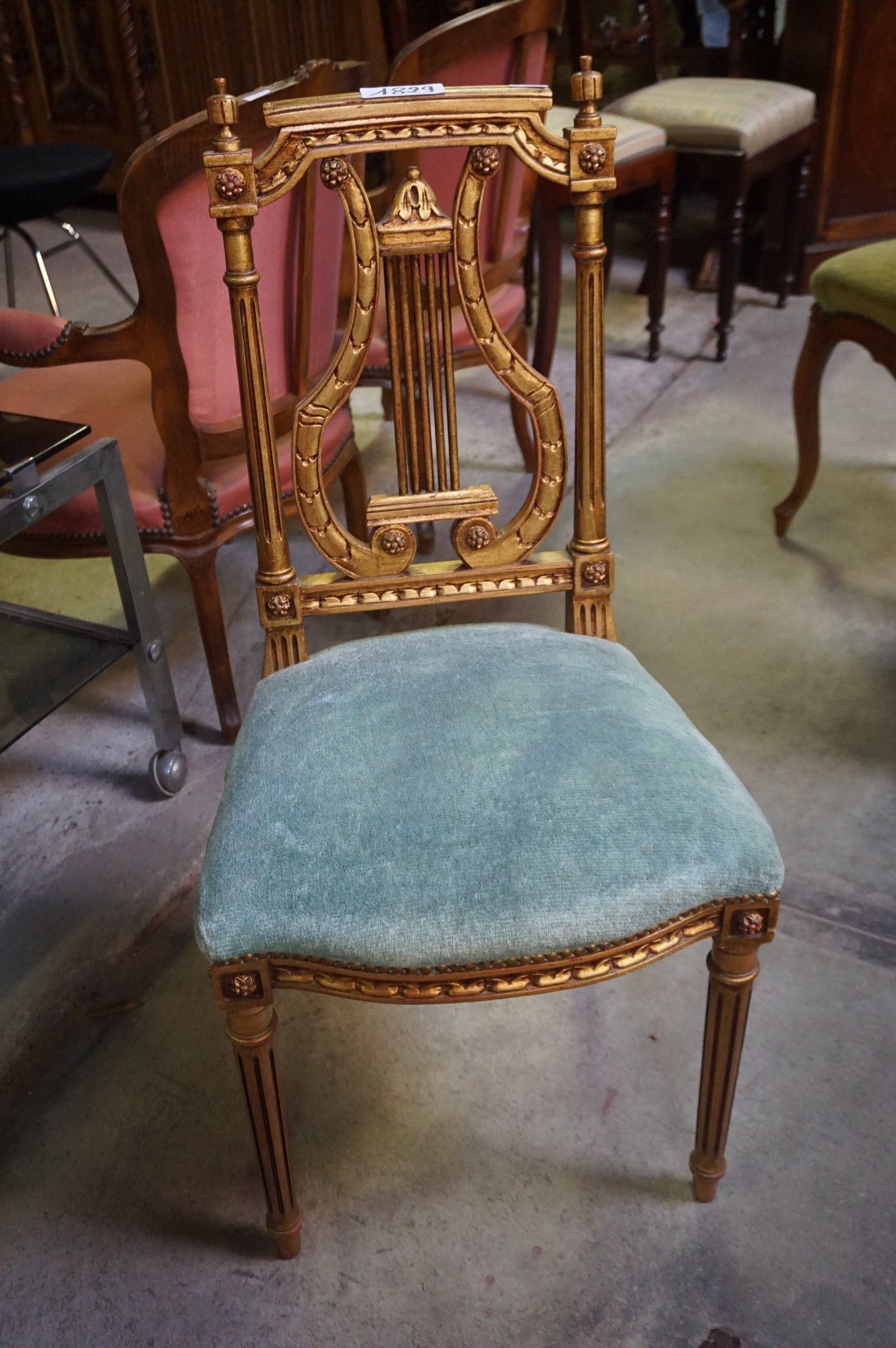 belle chaise dorée de style Louis XVI - dossier en forme de …