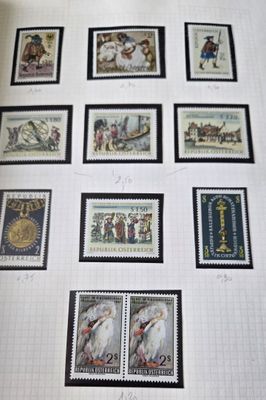 beaucoup de timbres sur une feuille de papier