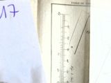 un bout de papier épinglé au mur