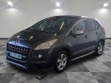 la photo d'une voiture noire garée dans un garage