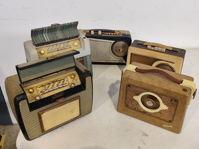 plusieurs radios à l'ancienne empilées les unes sur les autres