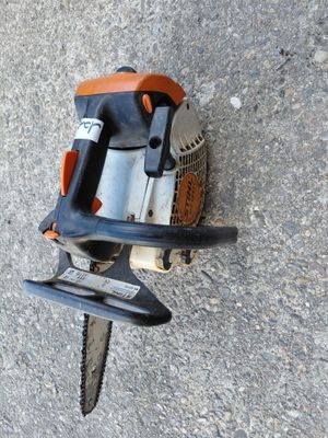 a chainsaw that is laying on the ground
